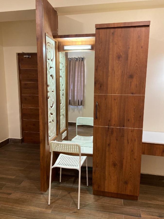 Le Shiv Executive Suite Тени Екстериор снимка