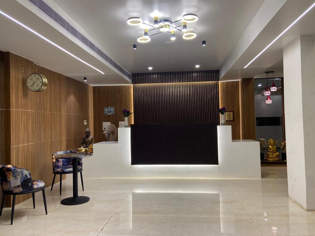 Le Shiv Executive Suite Тени Екстериор снимка