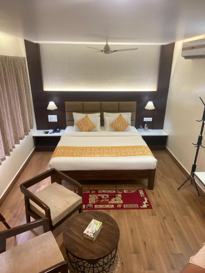 Le Shiv Executive Suite Тени Екстериор снимка