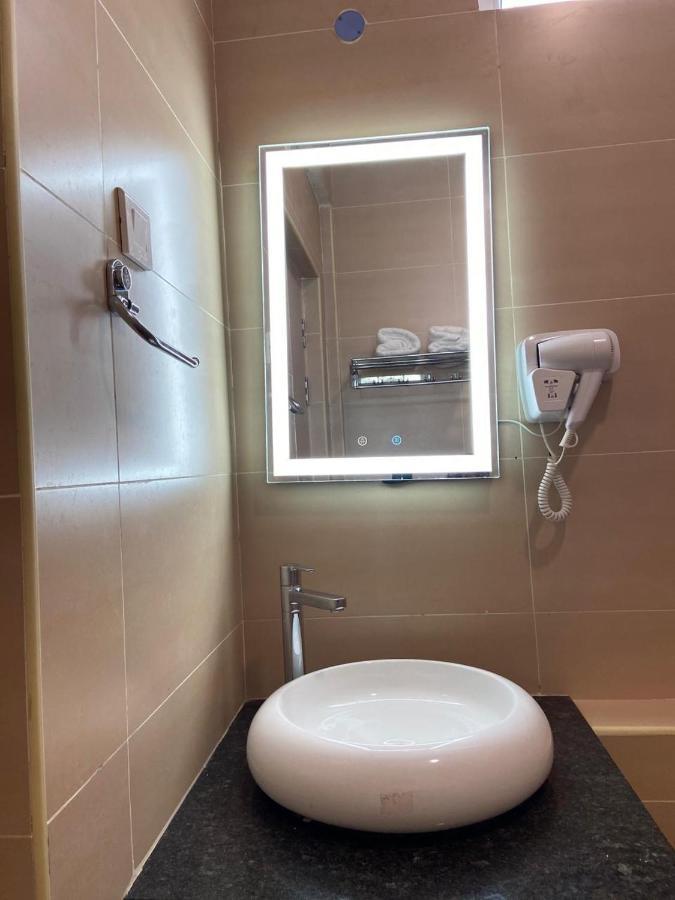 Le Shiv Executive Suite Тени Екстериор снимка